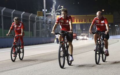 Emilio Botín y Fernando Alonso, montando en bicicleta en el circuito de Singapur.