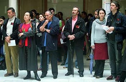 Fausto Velázquez, Cristina Hoyos, Salvador Távora y Juan Antonio Jiménez, ayer, en la protesta en la Casa de la Provincia de Sevilla.