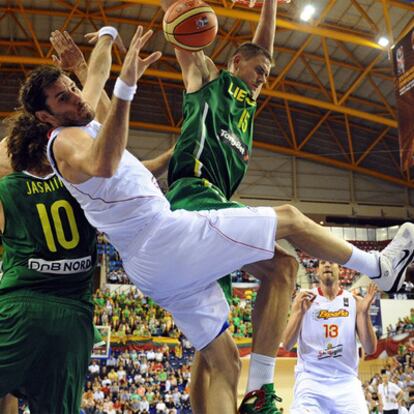 Rudy Fernández pierde el balón ante el acoso de Jasaitis y Javtokas