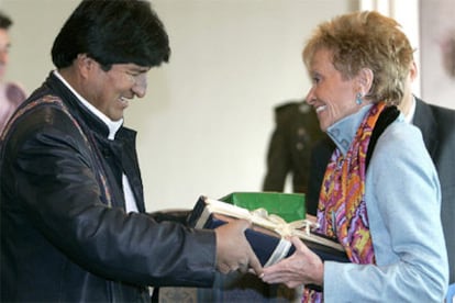 Las primeras imágenes del presidente Boliviano después de sufrir una fractura de tabique nasal en un encuentro de fútbol de salón. En la imagen, Evo Morales y María Teresa Fernández de la Vega en La Paz, Bolivia.