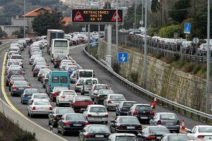 La carretera de A Coruña (A-6) registró atascos de 20 kilómetros durante toda la mañana del Jueves Santo.