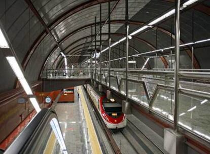 Los trenes ya pasan junto a los andenes de la estación de Sol. A partir del domingo pararán en la caverna, una construcción gigante de casi 15 metros de profundidad sobre la que han construido una pasarela, denominada mezanina, para que circulen los viajeros.