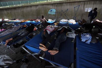 Migrants sleep on camp beds at a Red Cross center in the city of Ventimiglia on the French-Italian border, on September 14, 2016.  
According to Italy's interior ministry, about 124,500 migrants have arrived since the start of 2016, just slightly more than the 122,000 recorded for the whole of last year. Italy is sheltering growing numbers of would-be refugees as its neighbours to the north move to tighten their borders and make it harder for migrants to travel to their preferred destinations in northern Europe. / AFP PHOTO / VALERY HACHE