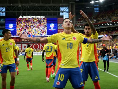 James Rodríguez festeja tras anotar contra Panamá, el 6 de julio.