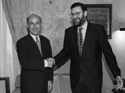 Rajoy (a la derecha) saluda a Duran (CiU) en julio de 1997.