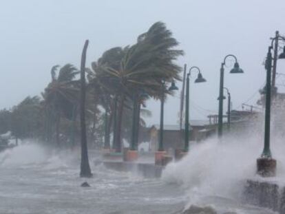 El huracán del siglo devasta Barbuda, roza Puerto Rico con vientos de 295 kilómetros por hora y avanza sin perder su categoría de peligro extremo hacia Cuba y con Florida en el centro de la diana