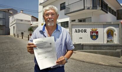 El alcalde de Ador, Joan Faus, enseña el bando municipal.