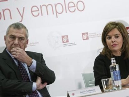 La vicepresidenta del Gobierno, Soraya Sáenz de Santamaría, en la celebración del 60 aniversario del Colegio de Ingenieros de Caminos, Canales y Puertos. A la izquierda de la imagen, el presidente del organismo, Juan Antonio Santamera y, a la derecha, el presidente OHL, Juan-Miguel Villar Mir.