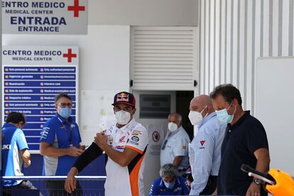 Márquez deja el centro médico del circuito de Jerez tras recibir el visto bueno de los médicos.