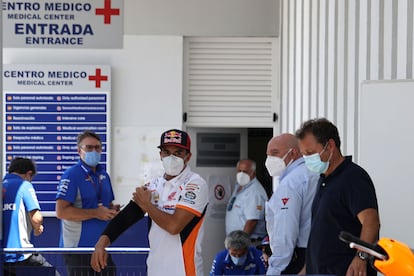 Márquez deja el centro médico del circuito de Jerez tras recibir el visto bueno de los médicos.