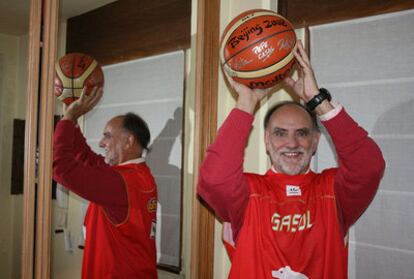 Casal, preparador y amigo de Gasol, realiza un lanzamiento con el balón con el que se disputó la final de los pasados JJ OO de Pekín, en los que España consiguió la plata.