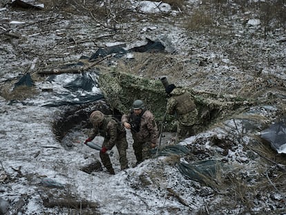 Soldados ucranios en el frente de Avdiivka, en el este de Ucrania, el pasado 7 de diciembre.