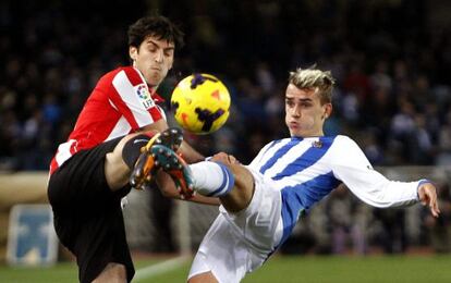 Griezmann pelea un balón con Iraola.