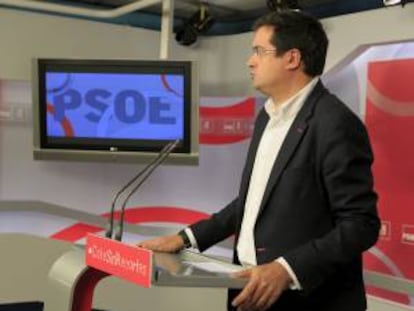El secretario de Organización del PSOE, Óscar López, ayer en una rueda de prensa ofrecida en la sede del partido en Ferraz.