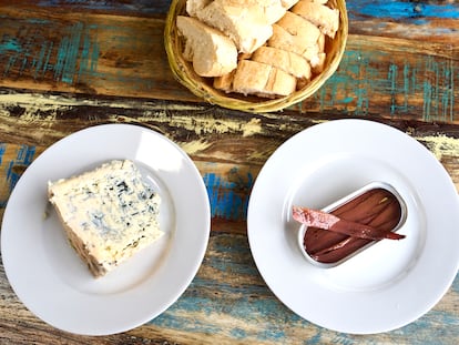 Lata de anchoas, con queso Picón y pan, de la Taberna de Alberto, en Santoña.