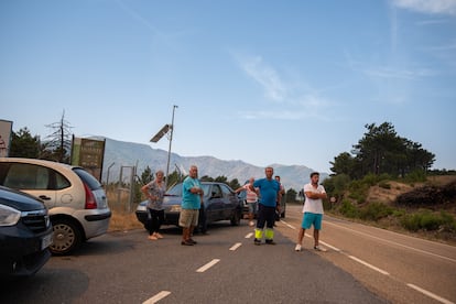 Vecinos de las localidades aleñadas a Casares de las Hurdes se han acercado preocupados a obserrvar el avance del fuego. Poco tiempo después, la Guardia Civil ha acordonado la zona, pues el incendio continuaba imparable.