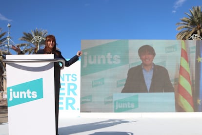 Laura Borràs y el expresidente de la Generalitat, Carles Puigdemont, durante un acto electoral de Junts en Barcelona.