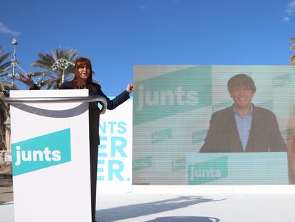 Laura Borràs y el expresidente de la Generalitat, Carles Puigdemont, durante un acto electoral de Junts en Barcelona.