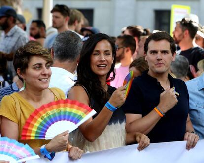 La diputada de Podemos en la Asamblea de Madrid Lorena Ruiz-Huerta, la concejal del Ciudadanos Begoña Villacís y el presidente de Ciudadanos Albert Rivera.