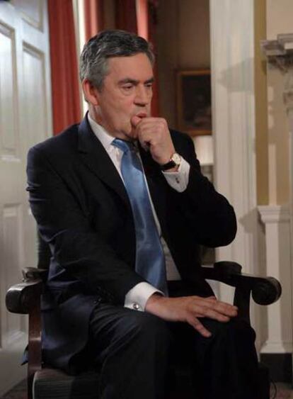 Gordon Brown, antes de iniciar la entrevista con Andrew Marr, de la BBC, ayer en el número 10 de Downing Street.