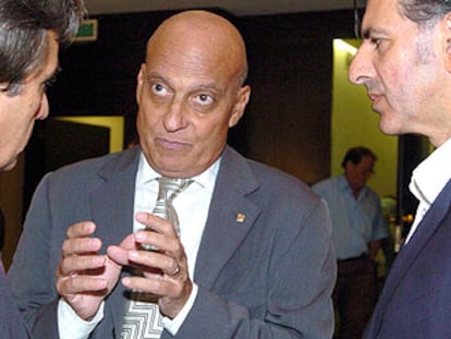 El consejero de Comercio, Pere Esteve, en el centro, junto al secretario de Política Lingüistica, Antoni Mir.