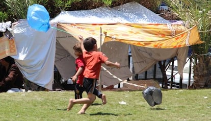 Los niños usan bolsas de plástico como si fueran globos.