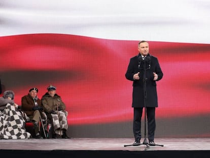 Andrzej Duda ofrece un discurso durante una ceremonia que conmemora a las víctmas del régimen comunista este jueves en Varsovia.