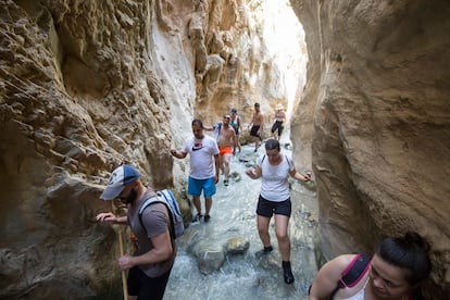 Nerja echa a los turistas salvajes del río Chillar turismo masificado Málaga basuraleza