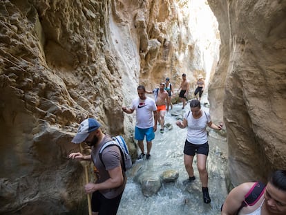 Nerja echa a los turistas salvajes del río Chillar turismo masificado Málaga basuraleza