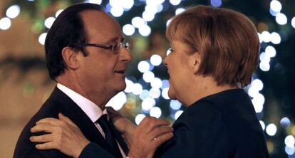 Hollande y Merkel, a la llegada de esta al Palacio del El&iacute;seo, en Par&iacute;s, hoy. 