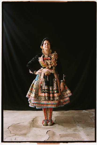 Hortensia Moreno, vestida de novia con una torera que se conoce como jubón —este, de rizo: un terciopelo de seda labrado—, en Lagartera (Toledo).