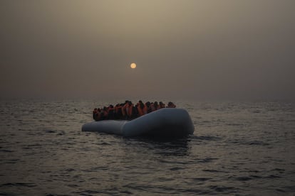 Diversos refugiats i migrants esperen, a bord d'un bot a la deriva, que els rescatin membres de l'ONG catalana Proactiva Open Arms.