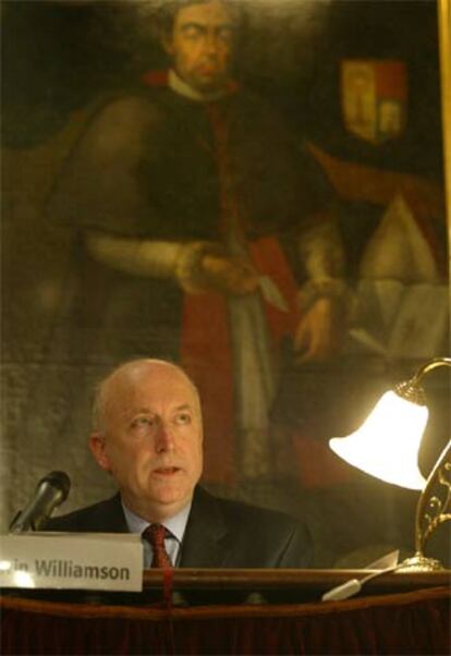 El hispanista Edwin Williamson, en la Universidad de Valencia durante la conferencia inaugural del congreso sobre el <i>Quijote.</i>