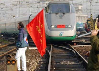 Trabajadores de Fiat protestan en las vías del tren de la estación de Milán (Italia).