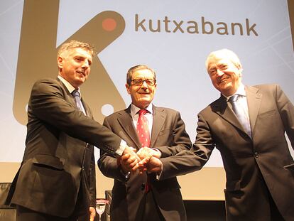 El presidente de BBK y futuro de Kutxabank, Mario Fernández, estrecha ayer las manos con sus homólogos de Kutxa, Xabier Iturbe (izquierda) y Vital, Carlos Zapatero.