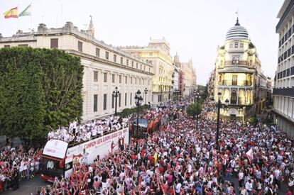 El autobús sevillista, en un instante del recorrido.