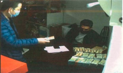 Un 'hawaladar' chino de Milán recoge el dinero entregado por Tommaso Pellegrino.