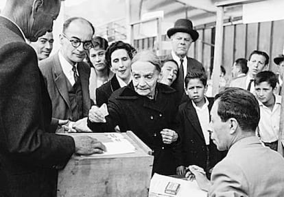Una mujer emite su voto en Colombia, en una foto de archivo. 
