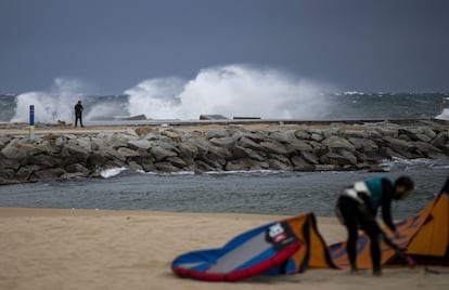 Uno de los espigones de la playa del Bogatell de Barcelona, este domingo.