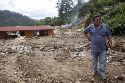 La escuela municipal del Ed&eacute;n ha quedado semienterrada. En la imagen, el comisario suplente, Luis Alberto Adame Hern&aacute;ndez.