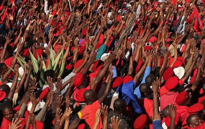 Seguidores del partido EFF (Luchadores por la Libertad Económica) protestan contra la prohibición del Gobierno sudafricano a la cadena pública de televisión de emitir propaganda electoral del partido, en Johanesburgo. 29 de abril de 2014.