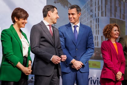 Los presidentes del Gobierno, Pedro Sánchez, y de la Junta de Andalucía, Juan Manuel Moreno, junto a la ministra de Vivienda, Isabel Rodríguez, y la vicepresidenta primera, María Jesús Montero, durante el acto de entregan las llaves de una promoción de alquiler asequible en Sevilla. 