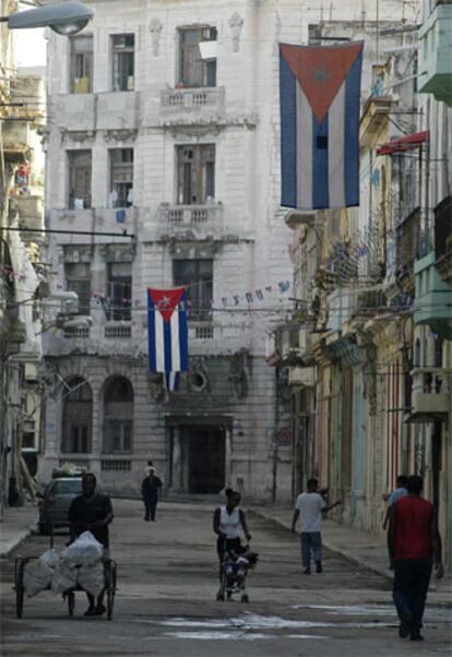 Las calles de La Habana se mantienen tranquilas hoy días después de que el presidente cubano, Fidel Castro, cediera provisionalmente el poder a su hermano Raúl, por motivos de salud.