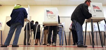 Varias personas preparan sus votos en un colegio electoral de Highwood, EEUU.