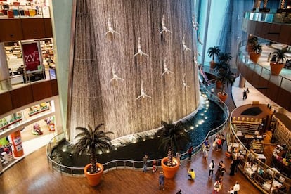Perspectiva del Dubai Shopping Mall, emblema de Dubái y centro comercial más grande del mundo. La ampliación de su capacidad aspira a lograr la cifra de 100 millones de visitantes anuales.