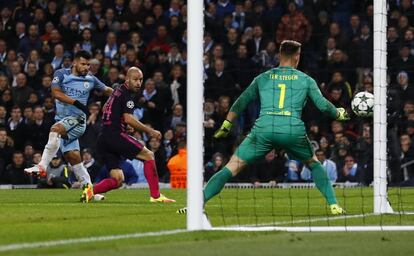 Ag&uuml;ero chuta a la porter&iacute;a de Ter Stegen ante la mirada de Mascherano.