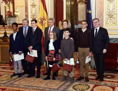 Méndez de Vigo (arriba, dcha.) con Jesús Posada, Fátima Báñez, Marcial Marín y los ganadores del concurso sobre la Constitución.