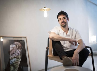 El fotógrafo Asier Rua en la galería Pavilion de Madrid, donde expuso su último trabajo, 'Mercat Sant Antoni, objeto, obra, atmósfera'.