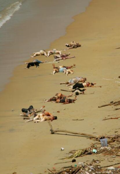 Unas 700 personas, entre tursitas y lugareños, han muerto en la playa de Khao Lak (Tailandia). La zona es la más afectada en este país y los servicios de emergencia no han podido aún recoger todos los cadáveres que yacen sobre la arena.