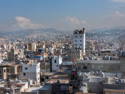 Vistas de la ciudad de Beirut desde la vivienda de Hanaa, en Burj al Barajneh. Tiene 37 años, está divorciada y a cargo de sus tres hijos, y trabaja preparando encurtidos desde casa para una empresa.